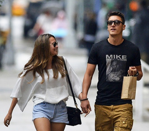 Oezil dua bo yeu len bar mung chien thang hinh anh