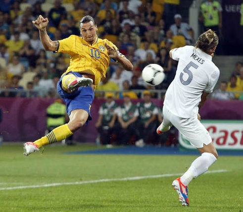 Nhung pha khong chien mang thuong hieu Ibrahimovic hinh anh