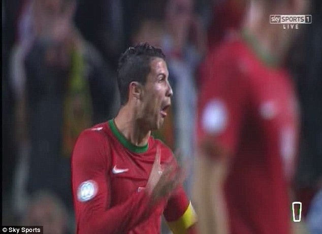 Ronaldo treu tuc hau ve doi phuong hinh anh