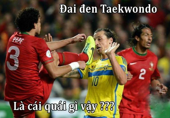 Anh che Ibrahimovic 'tit ngoi' trong tran so tai voi CR7 hinh anh