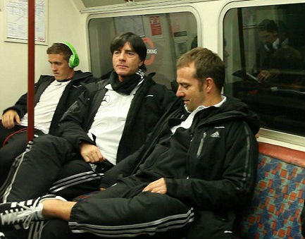 DT Duc lan dau su dung tau dien ngam di da giao huu hinh anh