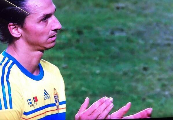 Ibra vo tay chuc mung man trinh dien dang cap cua CR7 hinh anh