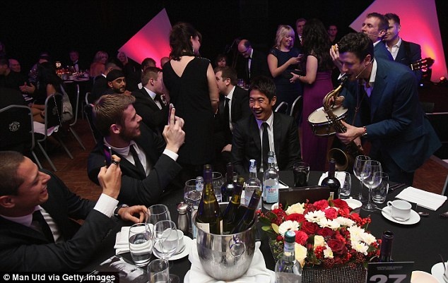 Sao MU banh bao dien vest du tiec hinh anh