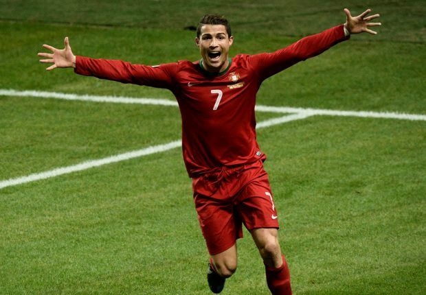 Ronaldo tho o voi binh chon Qua bong vang FIFA 2013 hinh anh