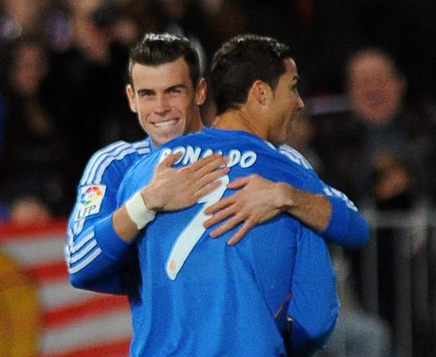 Bale ung ho Ronaldo gianh Qua bong vang FIFA 2013 hinh anh