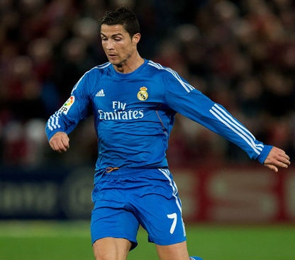 Diem tin: Ronaldo danh bai Messi de gianh giai Di Stefano hinh anh