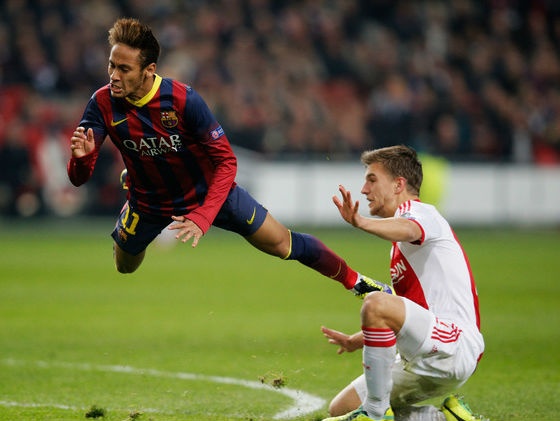 Nhung diem nhan tran Ajax vuot qua Barca hinh anh