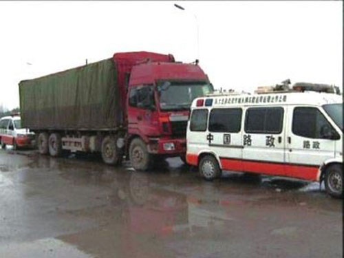 Dong tien bao ke van bi canh sat chan, chu xe tu tu hinh anh