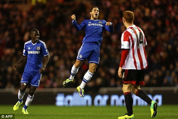 Chelsea thang nguoc Sunderland nho cu dup cua Hazard hinh anh