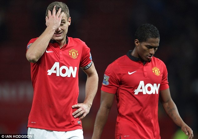 Chum anh MU guc nga tren san nha Old Trafford hinh anh