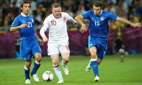 Anh va Italy vao bang tu than, Tay Ban Nha dai chien Ha Lan hinh anh