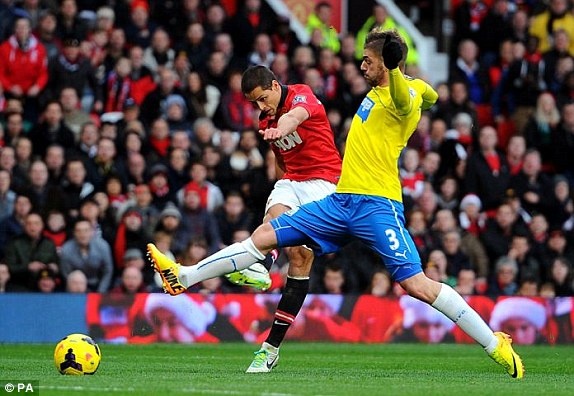 Chum anh MU lan thu hai lien tiep guc nga tai Old Trafford hinh anh