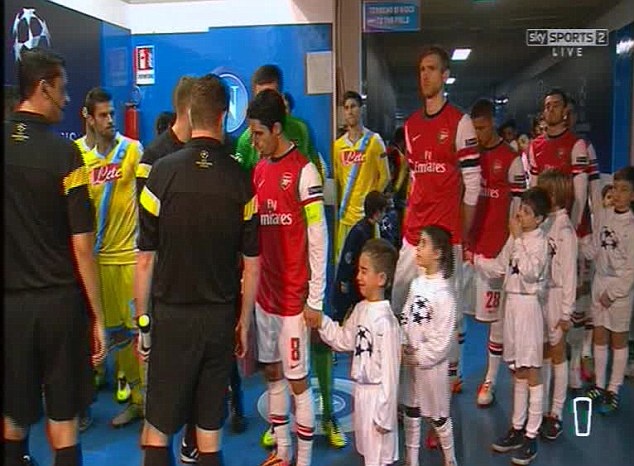 Cau be khoc thet khi cam tay Arteta hinh anh