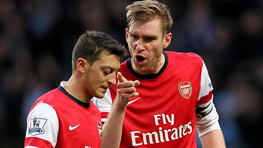 Mesut Oezil xin loi CDV Arsenal sau tran thua Man City hinh anh