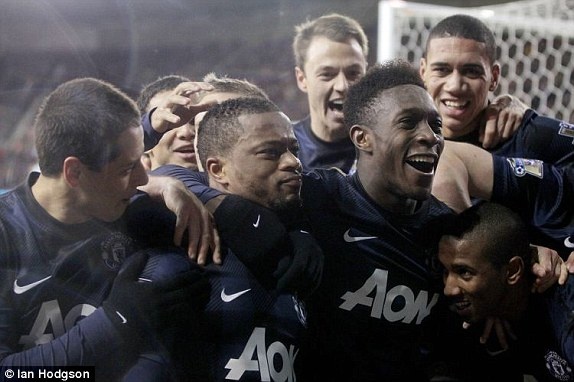 MU vao ban ket League Cup nho Ashley Young hinh anh