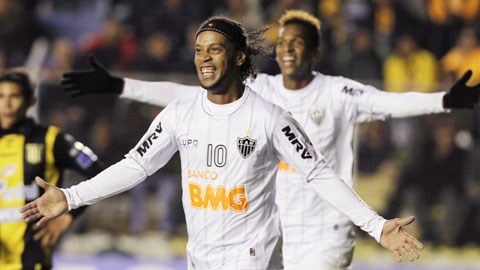 Sieu pham sut phat cua Ronaldinho khien fan nu suyt khoc hinh anh