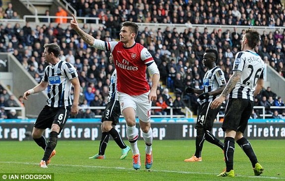 Newcastle 0-1 Arsenal: Phao thu vo dich luot di hinh anh