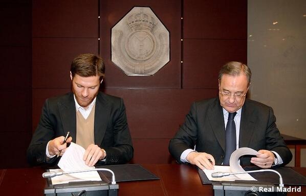 Tu choi Chelsea, Xabi Alonso khoac ao Real them 2 nam hinh anh