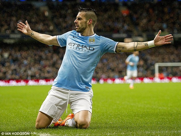 Negredo lap hat-trick, Man City thang huy diet West Ham 6-0 hinh anh
