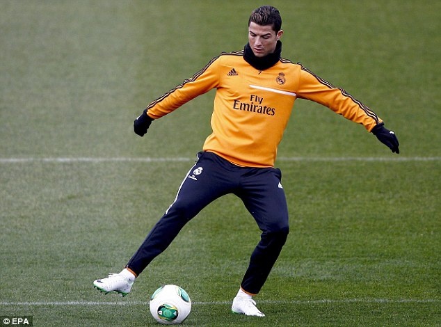 CR7 tro lai tap luyen tich cuc sau khi gianh Qua bong vang hinh anh