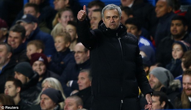 Mourinho sang Phap tien hanh phau thuat hinh anh