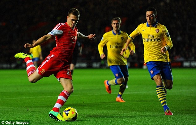 Arsenal hoa Southampton 2-2 trong the tran thieu nguoi hinh anh