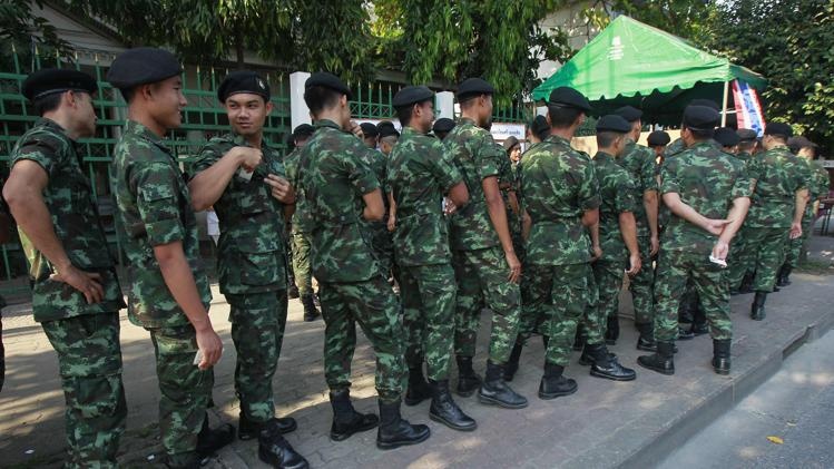 An ninh nghiem ngat trong ngay bau cu o Thai hinh anh