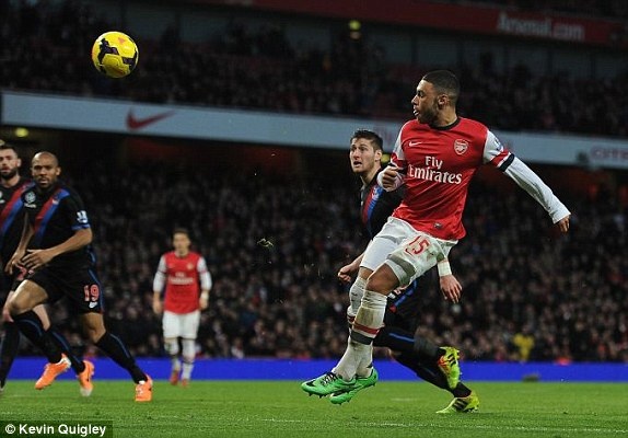 Arsenal tro lai ngoi dau sau tran thang Crystal Palace 2-0 hinh anh