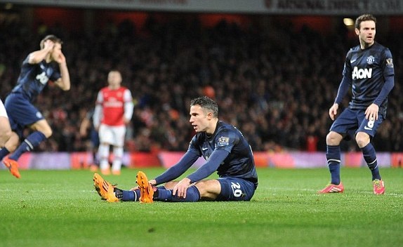 Pha dut diem nguy hiem cua Van Persie hinh anh