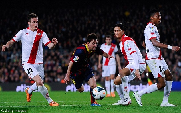 Messi sanh ngang Raul ve thanh tich ghi ban o La Liga hinh anh