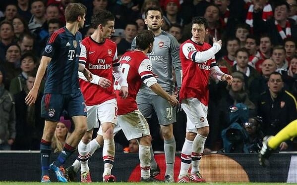 Oezil va Flamini cai va quyet liet trong tran thua Bayern hinh anh