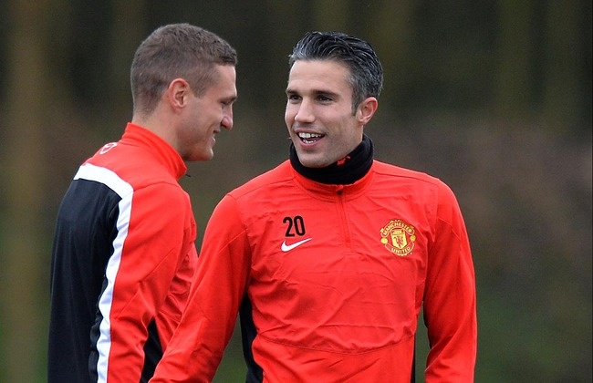 Van Persie gui loi xin loi dong doi hinh anh