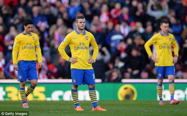 HLV Wenger than phien trong tai khien Arsenal thua tran hinh anh