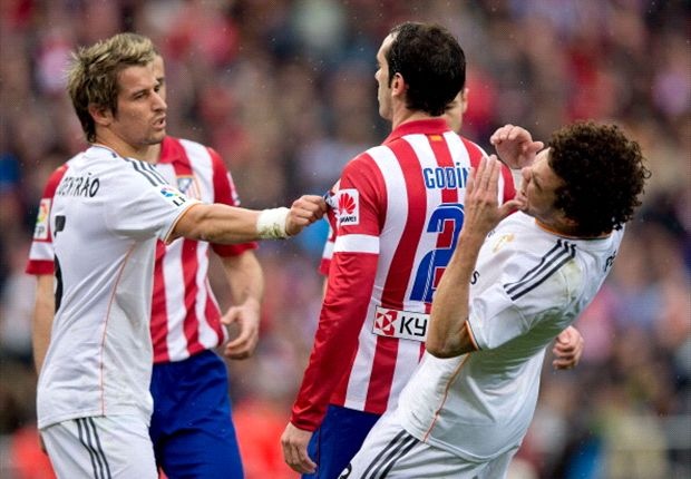 HLV Ancelotti to cao doi phuong choi bao luc hinh anh