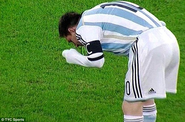 Messi non tren san trong tran hoa that vong cua Argentina hinh anh