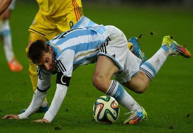 Messi non tren san trong tran Argentina - Romania hinh anh