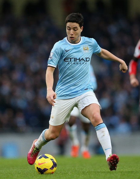 Nasri rut ngan ty so xuong 1-2 cho Man City hinh anh