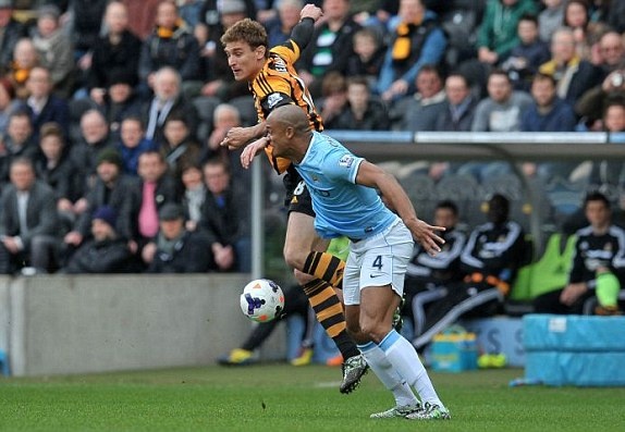 Tinh huong dan den chiec the do cua Kompany hinh anh