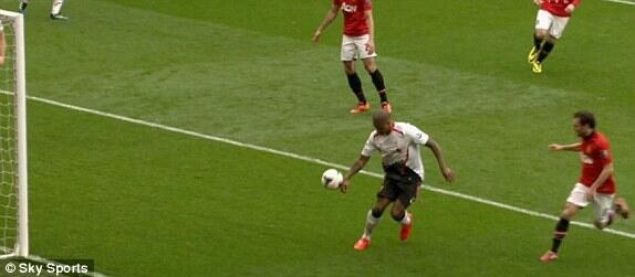 Johnson de bong cham tay trong vong cam hinh anh