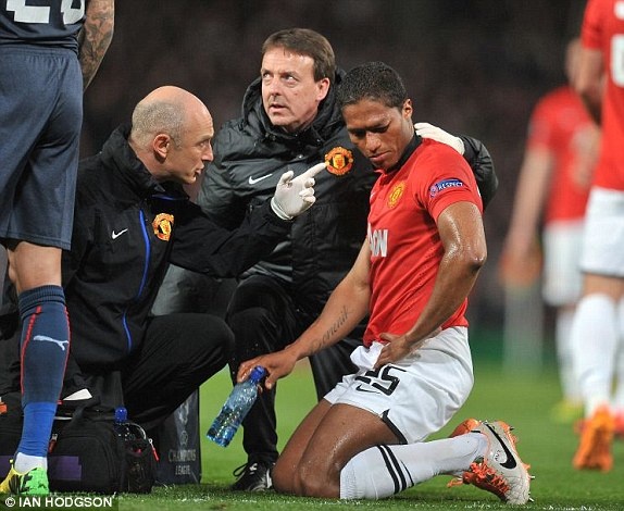 Valencia dinh chan thuong mat sau cu va cham voi Campbell hinh anh