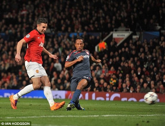 Persie da phat nang ty so len 3-0 cho M.U hinh anh