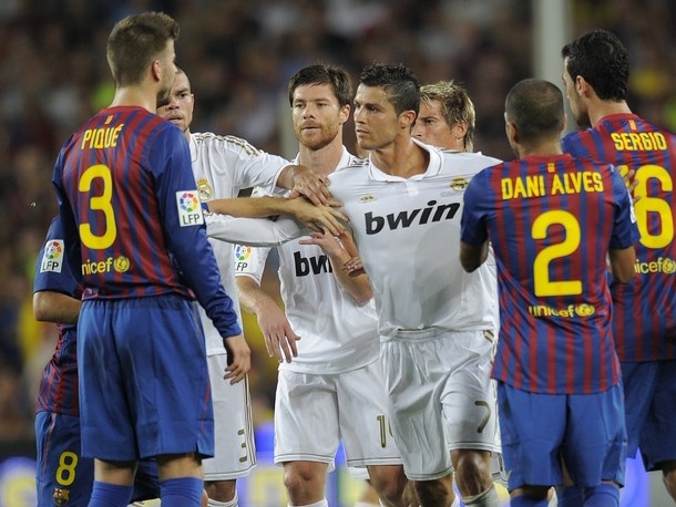 Cau thu Barca thi nhau khuyen Ronaldo ‘cam mieng’ hinh anh