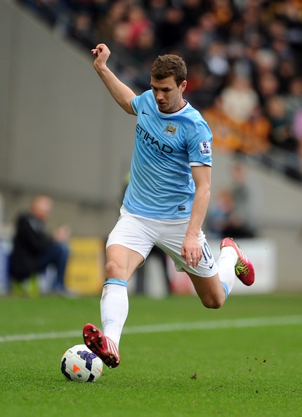 Dzeko mo ty so cho Man City hinh anh