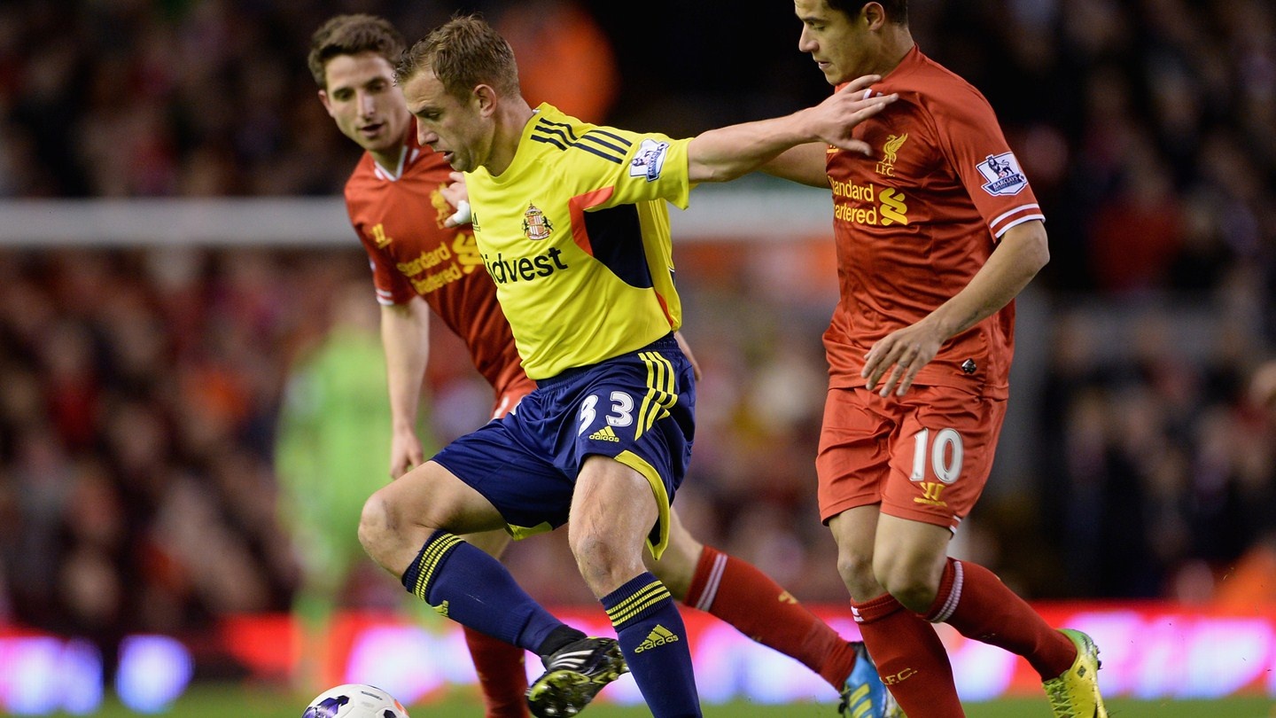 Ban thang rut ngan ty so xuong 1-2 cua Sunderland hinh anh