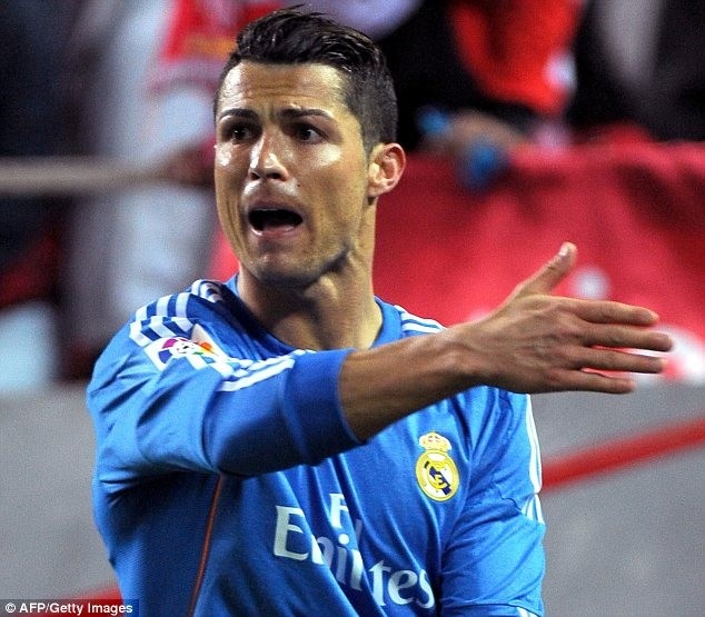 Ronaldo tuc gian voi Gareth Bale hinh anh