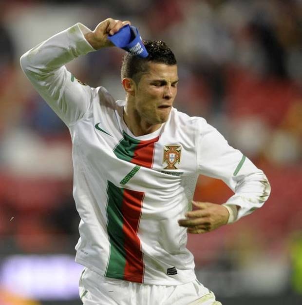 Ronaldo tuc gian voi Luis Nani hinh anh