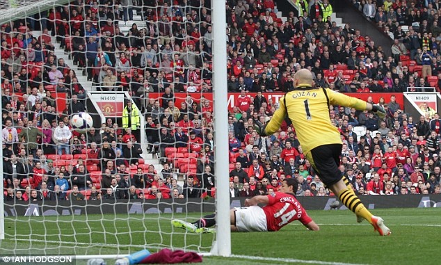 Ban thang an dinh ty so 4-1 cua Chicharito hinh anh