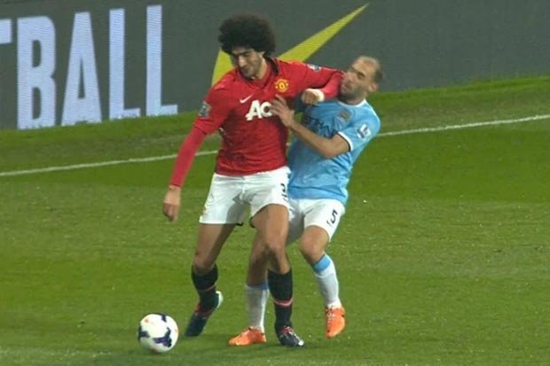 Fellaini thoat an phat vu nho nuoc bot o tran gap Man City hinh anh