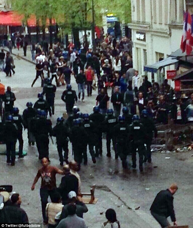 Hooligan Chelsea gay nao loan Paris hinh anh