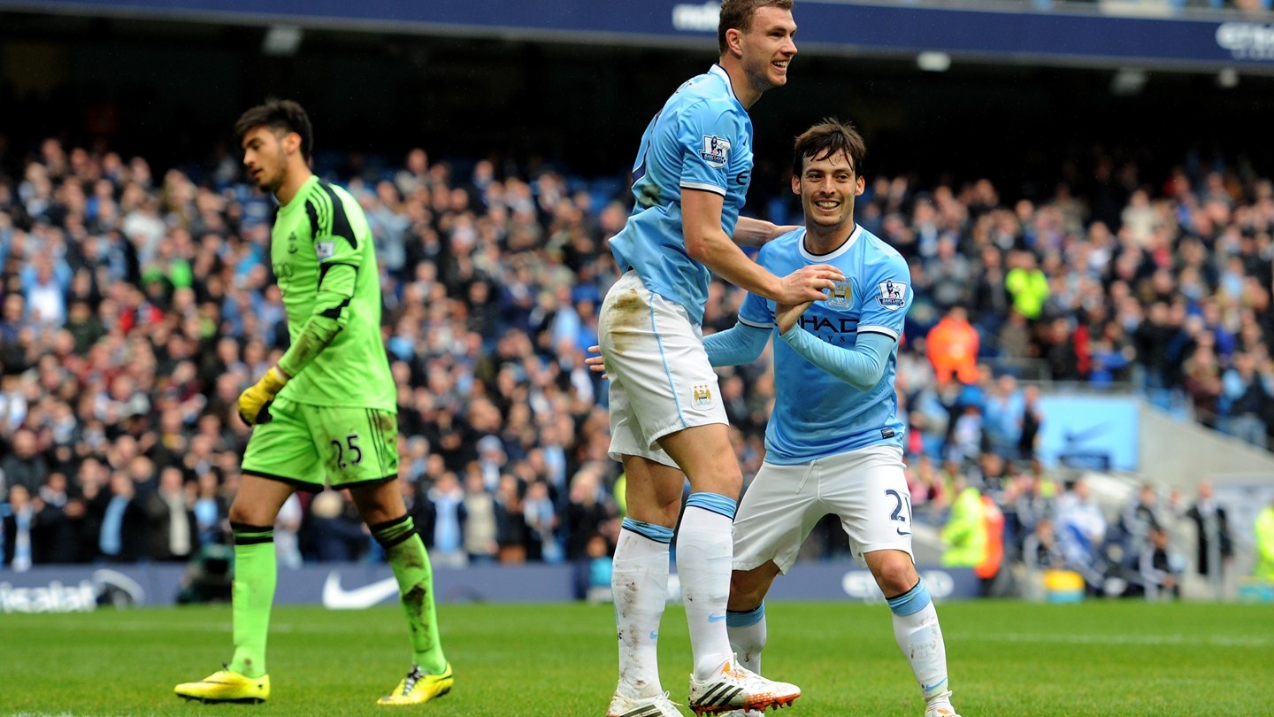 Man City 4-1 Southampton: Man xanh thach thuc Liverpool hinh anh